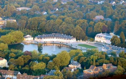 Veduta aerea attuale del castello di<br>Schloss Benrath, presso Düsseldorf
