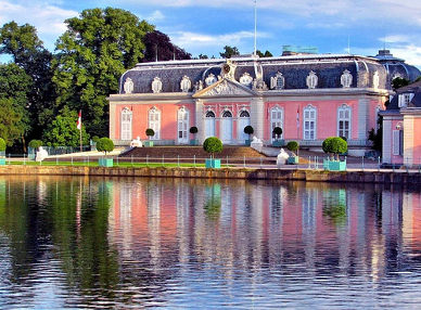 La facciata principale<br>del castello di Schloss Benrath