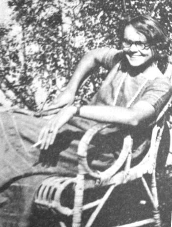 Una giovane e sorridente Barbara mcClintock fotografata nel giardino di casa