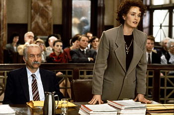 Ann (Jessica Lange) difende il padre (Armin Mueller-Stahl) in tribunale