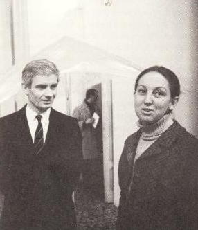 Carla Lonzi con il pittore Enrico Castellani a una mostra di Carla Accardi nel 1966