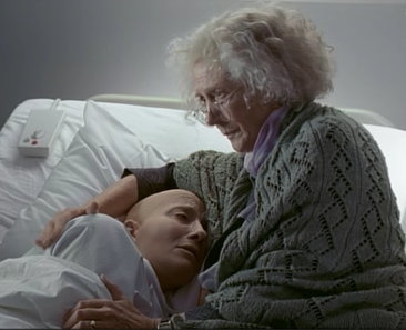 L’abbraccio dell’antica docente a Vivian moribonda in ospedale